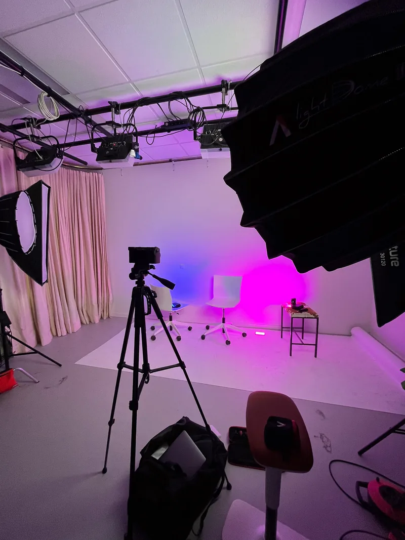 Videoproductie studio met camera en belichting voor bedrijfsvideo en personal branding