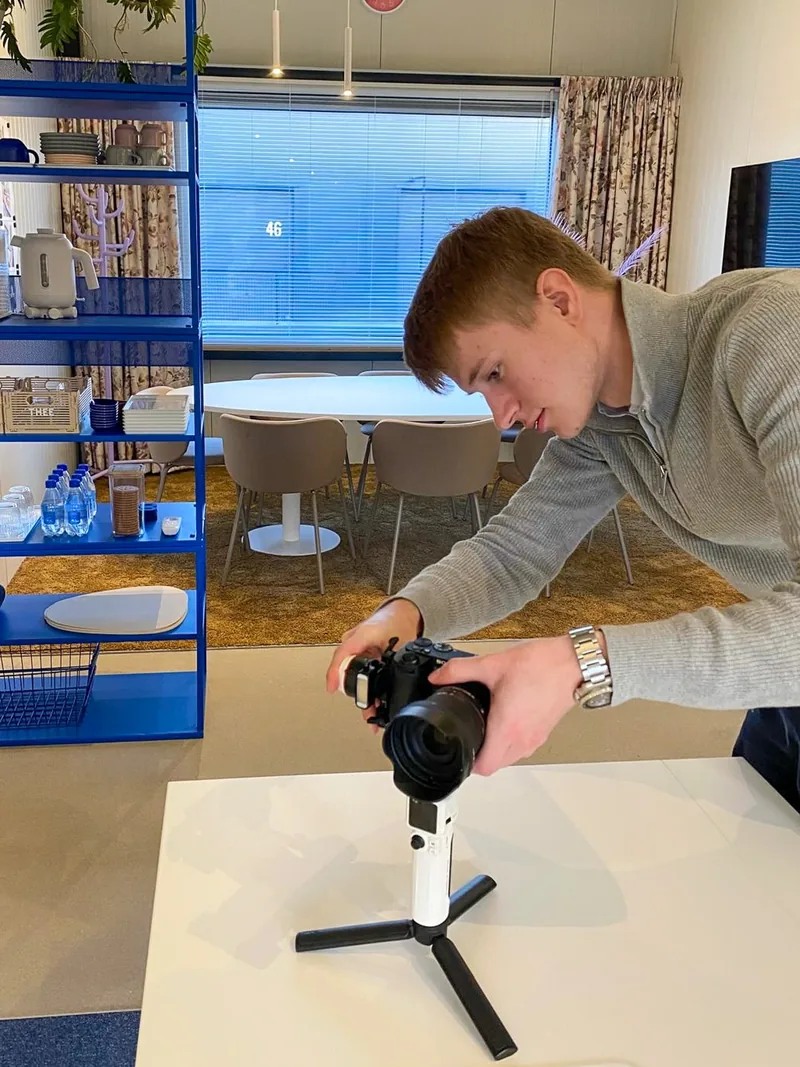 Videograaf op locatie tijdens bedrijfsvideo opname